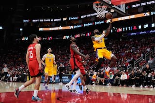 LeBron James lidera la paliza 98-78 y los Lakers eliminan a los Rockets