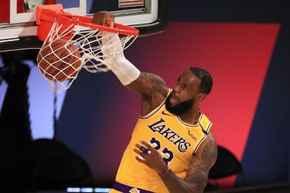 LeBron James, que no tuvo su mejor producción, fue el encargado de cerrar el juego para que los Lakers se queden con el triunfo