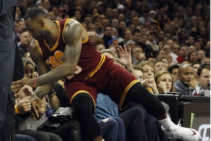 LeBron James se cayó sobre la mujer del golfista Jason Day