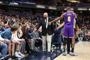 LeBron James señala a los fanáticos que lo agredieron durante el partido con Indiana