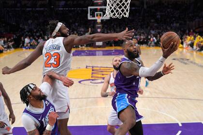 LeBron James y Anthony Davis condujeron a los Lakers a un gran triunfo  ante los Knicks