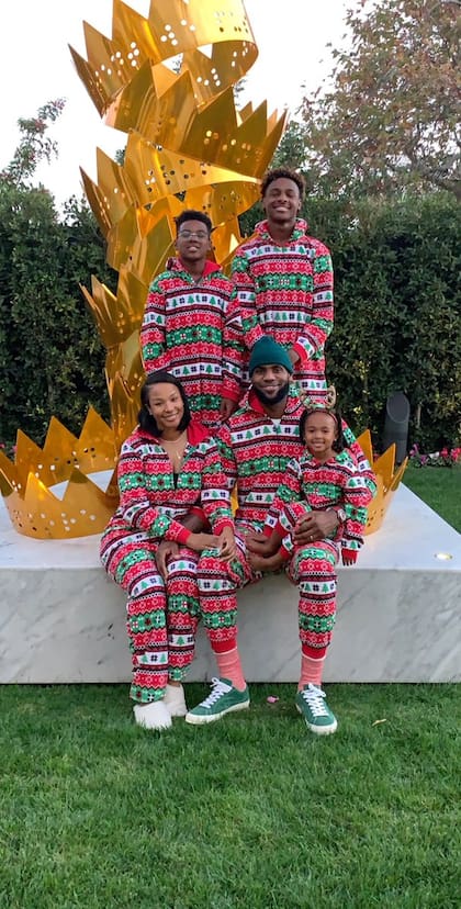 LeBron James y su familia en una foto personal en Navidad, todo un hallazgo en la carrera de una estrella que pocas fiestas vivió en casa.