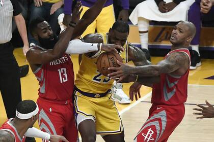 LeBron no pudo pasar entre Harden y Tucker, en una noche áspera