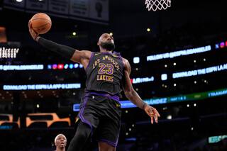 LeBron roza triple-doble histórico y desafía su edad con gran actuación para los Lakers