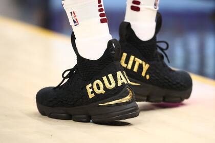 LeBron usó unas zapatillas con el lema "igualdad"
