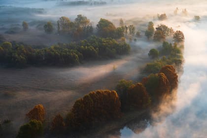 Lecco es una ciudad italiana, que se ubica a orillas del Lago di Como, en esta foto un atardecer de otoño con neblina