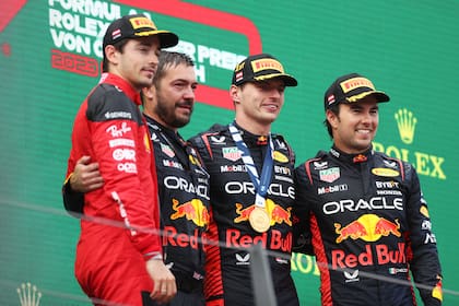 Leclerc, compartiendo el podio con los pilotos de Red Bull Max Verstappen y Sergio Checo Pérez en el circuito de Spielberg, por el GP de Austria
