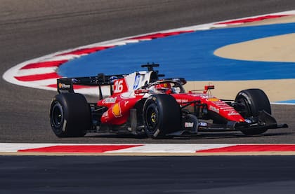 Leclerc marcó el mejor tiempo en la primera tanda del viernes en Bahréin