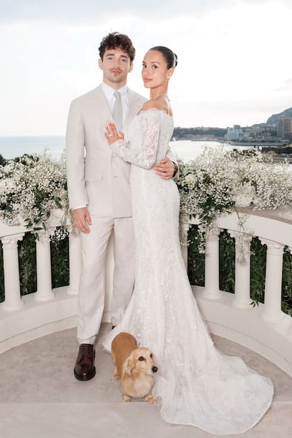 Leclerc e Alexandra escolheram Mnako, cidade natal do piloto, como civil. Ela usou um vestido Paul Vasileff com renda bordada para a casa australiana Paolo Sebastian.