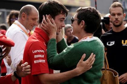 Leclerc y un momento muy emotivo: el saludo con la mamá de Anthoine Hubert, el piloto de F.2 fallecido el sábado