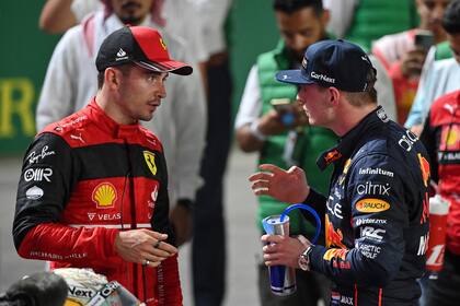 Leclerc y Verstappen charlan antes del podio, que compartieron con caballerosidad, saludos y respeto; no había ocurrido tal cosa en Austria 2019, cuando tras unos roces de neumáticos el neerlandés le había ganado al monegasco.