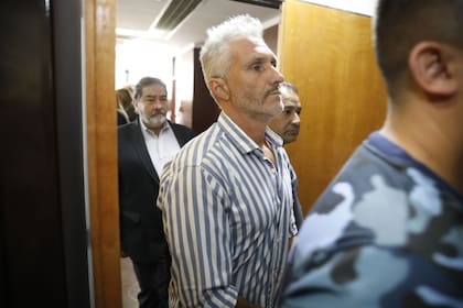 Nicolás Pachelo se retira de la sala de audiencias después de ser absuelto por el homicidio de María Marta y ser condenado por una serie de robos en countries