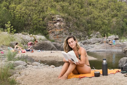Lectura en la playita local. El lugar recibe muchos visitantes como centro de retiros y hospedaje para actividades holísticas.