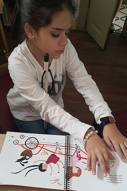 Una lectora disfruta de la historia en braille
