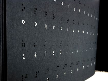 "El libro negro de los colores" trae el alfabeto en braille e ilustraciones con texturas