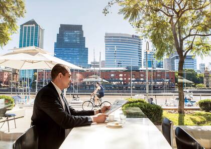 Lectura y café en Puerto Madero, en el restaurante del Museo Fortabat