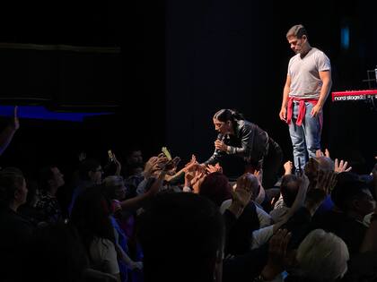 Leda se acerca a sus fieles. De fondo, su productor y pareja, Federico Cheme, la cuida