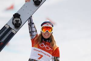 La checa Ledecka hace historia al ganar oro en snowboard tras el título en esquí
