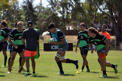 Ledesma dispuso que Felipe Ezcurra sea el medio-scrum suplente. Lavanini vuelve por el lesionado Lezana y Ortega Desio va de 8. Hernández, también afuera