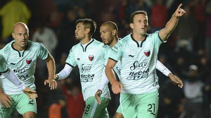 Ledesma festeja su gol, el primero de Colón