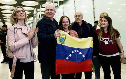 Ledezma fue recibido ayer por su familia, en Madrid