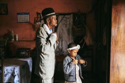 Lee-Ann Olwage ganó “Historia del Año” con un estudio íntimo de "Dada" Paul Rakotozandriny, de 91 años, que vive con demencia, en Madagascar, cuidado por su hija Fara