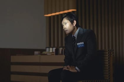 Lee Byung-hun, famoso por su papel en El juego del calamar, un intérprete solvente para el protagónico de La única opción