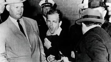 Lee Harvey Oswald, el magnicida de JFK, es asesinado por Jack Ruby