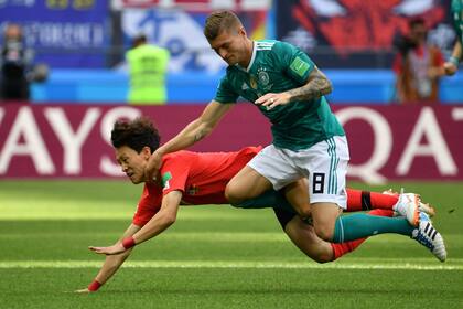 Lee Jae-sung y Toni Kroos en el aire