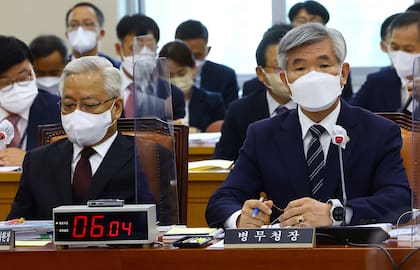 Lee Ki Sik, comisionado de la Administración de Personal Militar, derecha, dijo a legisladores que era "deseable” que los miembros de BTS cumplieran lo más pronto posible sus deberes respecto del servicio militar 