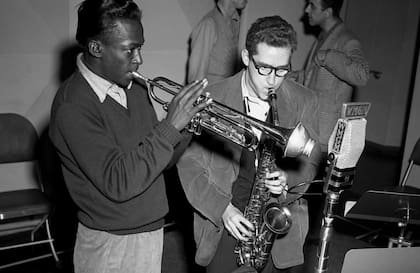 Lee Konitz, protagonista de los años dorados del jazz, junto a Miles Davis en una sesión radiofónica