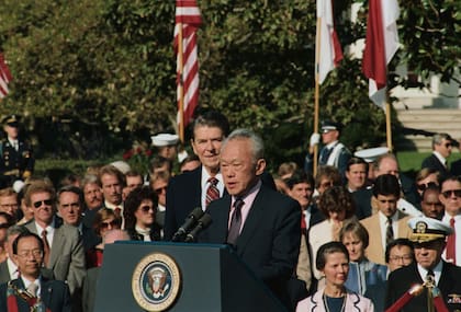 Lee Kwan Yew, en la Casa Blanca, junto a Ronald Reagan