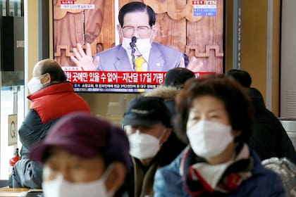 Retransmisión en directo de una conferencia de prensa de Lee Man-hee, líder de la Iglesia de Jesús Shincheonji.