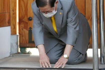 Lee Man-hee, fundador de la iglesia de Shincheonji, se arrodilló este lunes para pedir disculpas