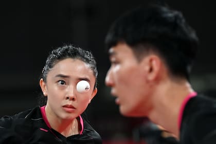 Lee Sang-su (R) y Jeon Ji-hee de Corea compiten contra Lin Yun-ju y Cheng I-ching del sur de Taiwán durante su partido de tenis de mesa de cuartos de final de dobles mixtos en el Gimnasio Metropolitano de Tokio durante los Juegos Olímpicos de Tokio 2020 en Tokio el 25 de julio , 2021.