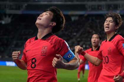 Lee Seung-Won, el capitán de Corea del Sur, celebra tras empatar transitoriamente la semifinal ante Italia, desde los doce pasos.