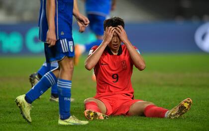 Lee Young-Jun se lamenta luego de desperdiciar una chance clara de gol ante Italia.