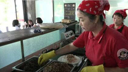 Lee Yung-hee tiene un exitoso negocio de venta de comida tex-mex que inició poco después de llegar a Corea del Sur, hace 14 años