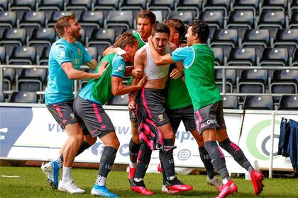 Sin respetar el distanciamiento social, todo Leeds abraza a Pablo Hernández en un grito de gol que puede valer el ascenso