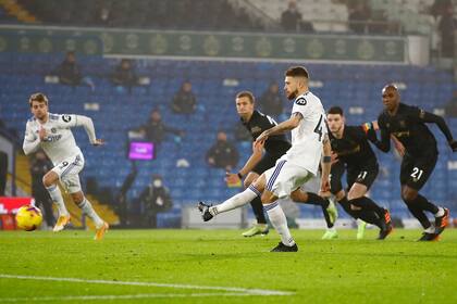 Klich abre el pie para asegurar el penal que, por VAR, le hicieron ejecutar por segunda vez.
