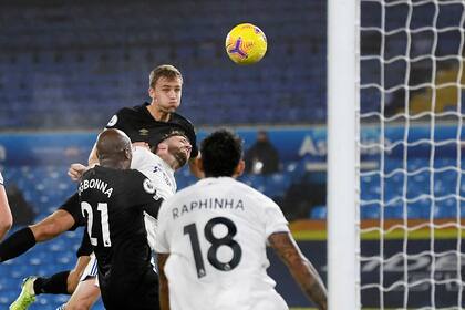 El primer gol de West Ham, que aprovechó al máximo las jugadas de pelota parada y venció 2-1 a Leeds como visitante.
