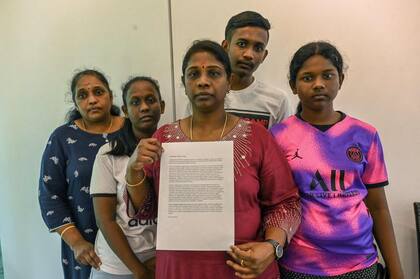 Leelavathy Suppiah, hermana del Tangaraju Suppiah, ejecutado en Singapur, junto a miembros de su familia en un pedido de clemencia, el 23 de abril pasado. (Roslan RAHMAN / AFP)