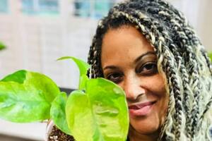 Leena Pettigrew vende plantas de interior en línea desde su garaje en Texas