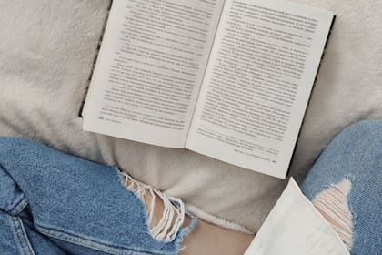 Leer un capítulo de un libro diariamente. Esto no solo mejora nuestra comprensión lectora, sino que también fortalece nuestra concentración y nuestra capacidad de inmersión en una narrativa.