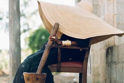 El "ibende" o palo de madera para machacar mijo, mandioca o maíz, representa la dura vida de trabajo en las zonas rurales de Zambia.