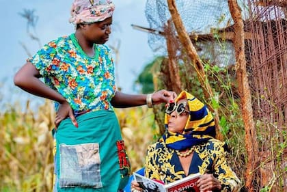 La moda ha acercado a nieta y abuela. En la foto la nieta viste el atuendo que suele llevar su abuela.
