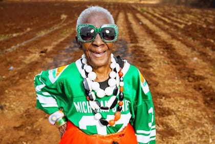 "Legendary Glamma" o la "abuela glamorosa legendaria" con los colores de la bandera de Zambia.