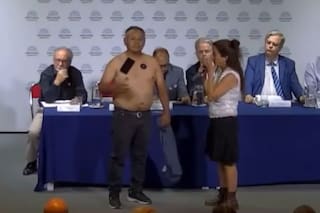 Video: el momento en que el hombre imán participa de la jornada antivacunas en el Congreso