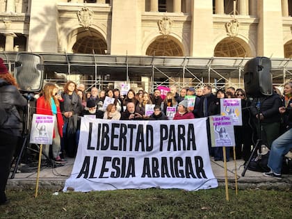 Legisladores del Unión por la Patria, Frente de Izquierda-Unidad y Movimiento al Socialismo, ministros provinciales e integrantes de La Cámpora marcharon a Tribunales para exigir por la liberación de Alexia Abaigar