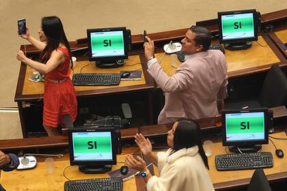 Legisladores reaccionan después de que el juicio político al presidente Guillermo Lasso fuera aprobado por la Asamblea Nacional en Quito, Ecuador, el martes 9 de mayo de 2023.
